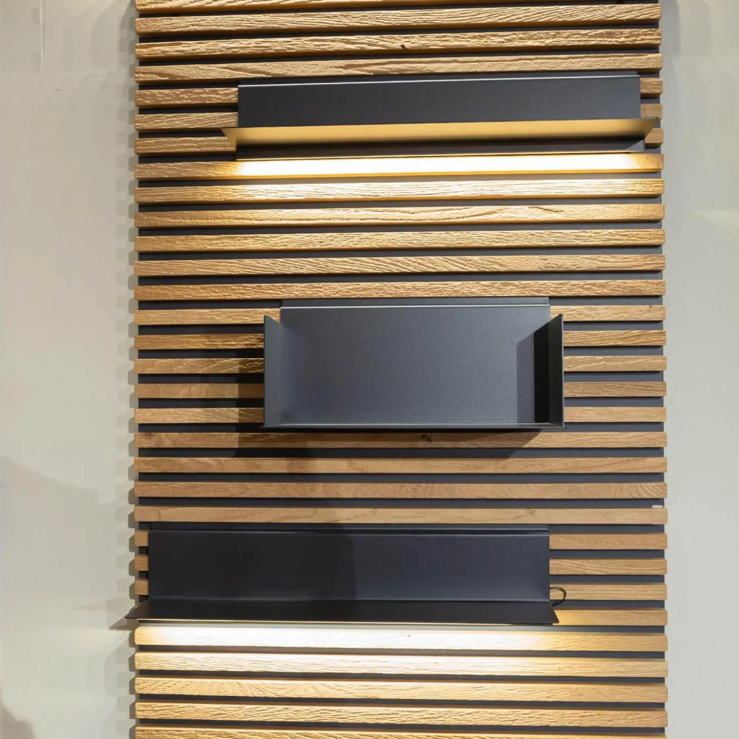 Lamellenpaneel Yonna Kerneiche Natur Gebürstet Mit 4 Regalböden Metall Anthrazit Und Beleuchtung