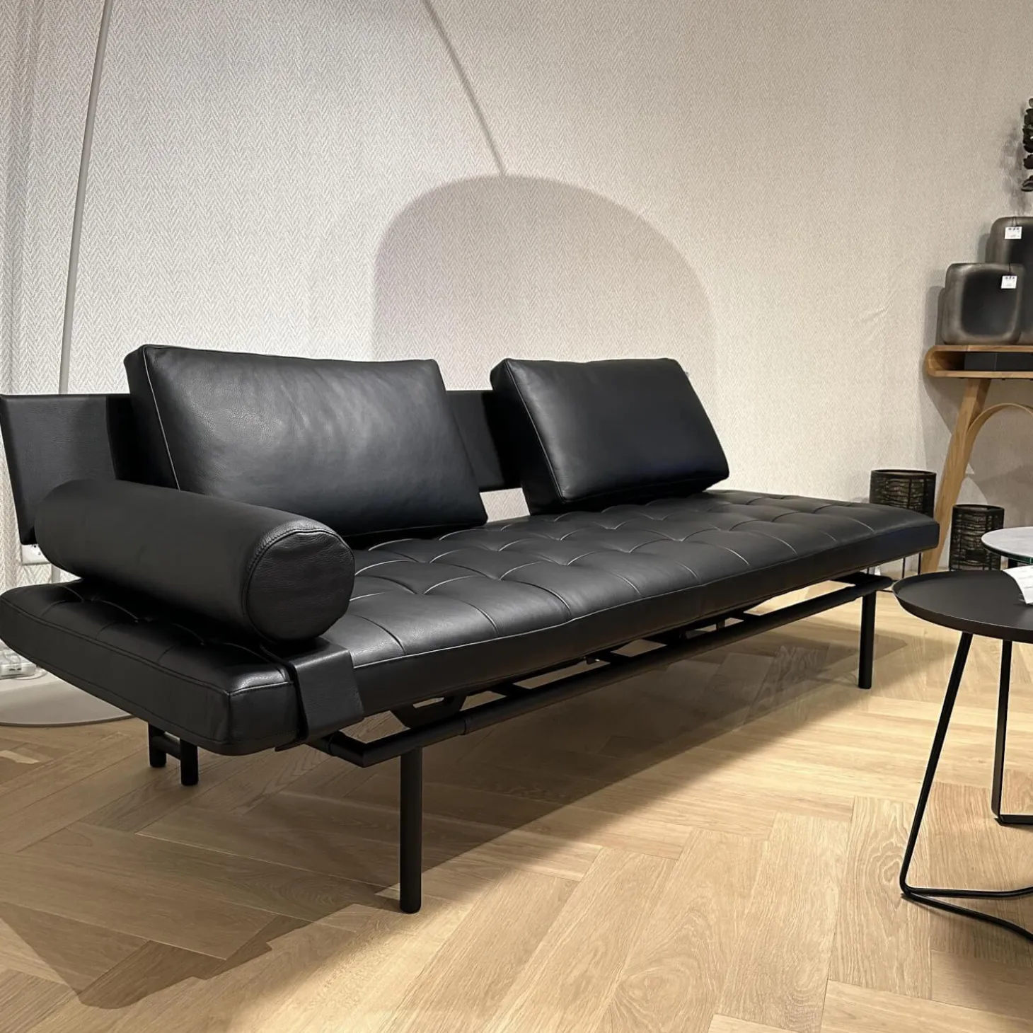 Liege Campus de Luxe Leder Galaxy Schwarz Gestell Metall Schwarz Matt Inklusive Nackenrolle