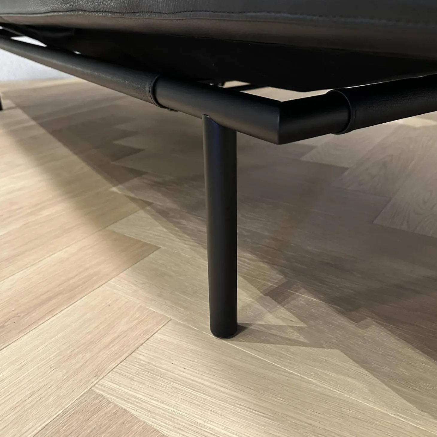 Liege Campus de Luxe Leder Galaxy Schwarz Gestell Metall Schwarz Matt Inklusive Nackenrolle