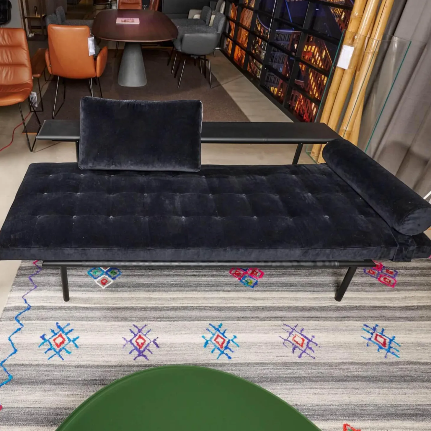 Liege Campus De Luxe Stoff City Velvet Schwarz Rücken Und Applikationen Leder Galaxy Schwarz Mit Rückenkissen