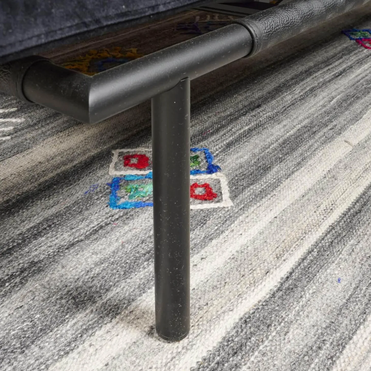 Liege Campus De Luxe Stoff City Velvet Schwarz Rücken Und Applikationen Leder Galaxy Schwarz Mit Rückenkissen