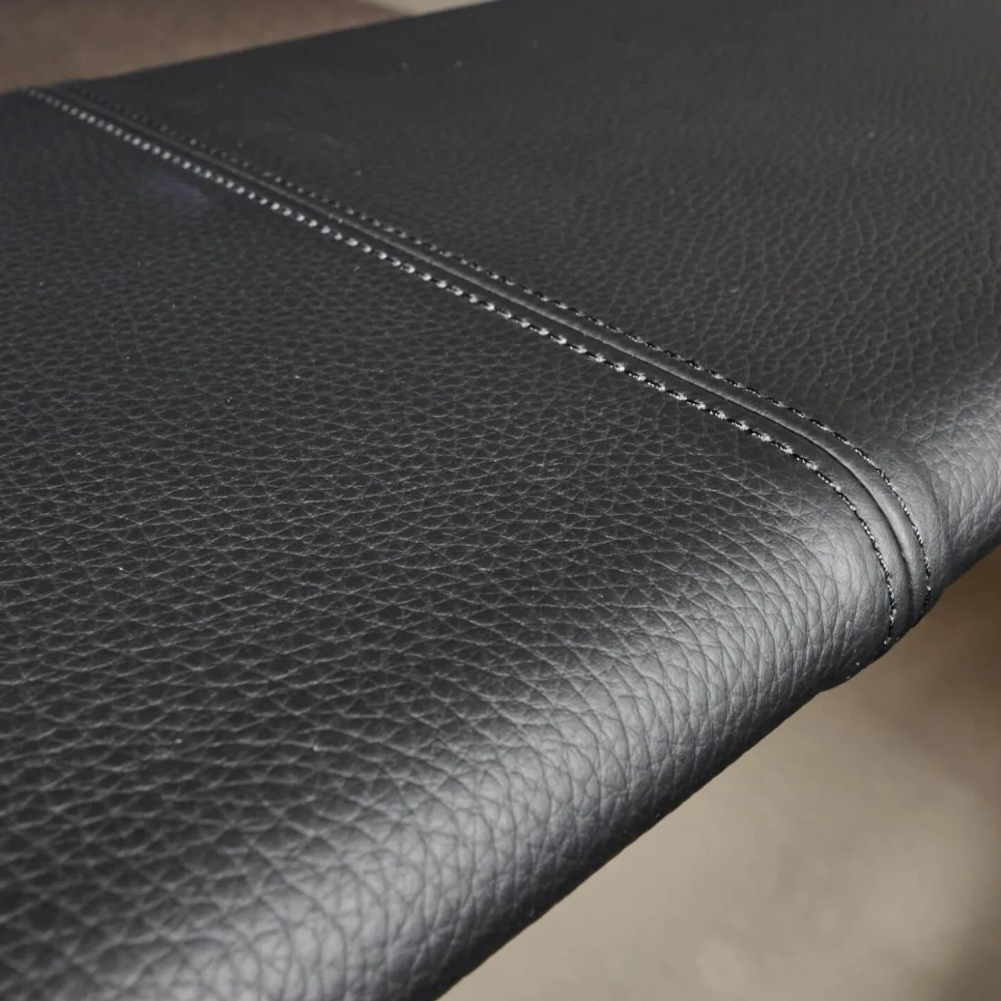 Liege Campus De Luxe Stoff City Velvet Schwarz Rücken Und Applikationen Leder Galaxy Schwarz Mit Rückenkissen