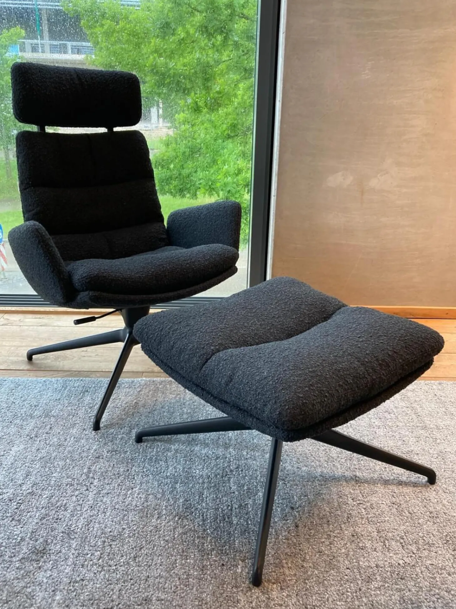 Lounge Sessel Arva Stoff Ascot Schwarz 2407 Sternfuß Struktur Schwarz Mit Wippmechanismus Inklusive Hocker