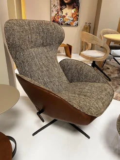 Lounge Sessel Daydreamer Innen Stoff Mamaye 204 Braun Beige Gelb Außen Leder Lolita Pralina Braun Gestell Bronze Lackiert Inklusive Hocker