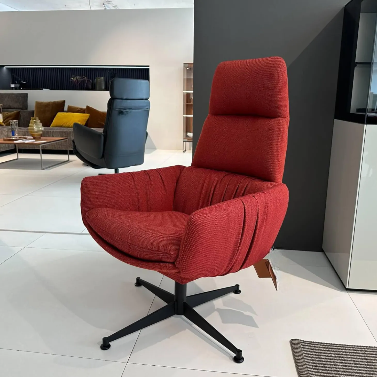 Lounge Sessel Faye Casual Stoff Rohi Credo Lampion Rot 4 Fuß Sterngestell Drehbar Struktur Schwarz mit Hocker