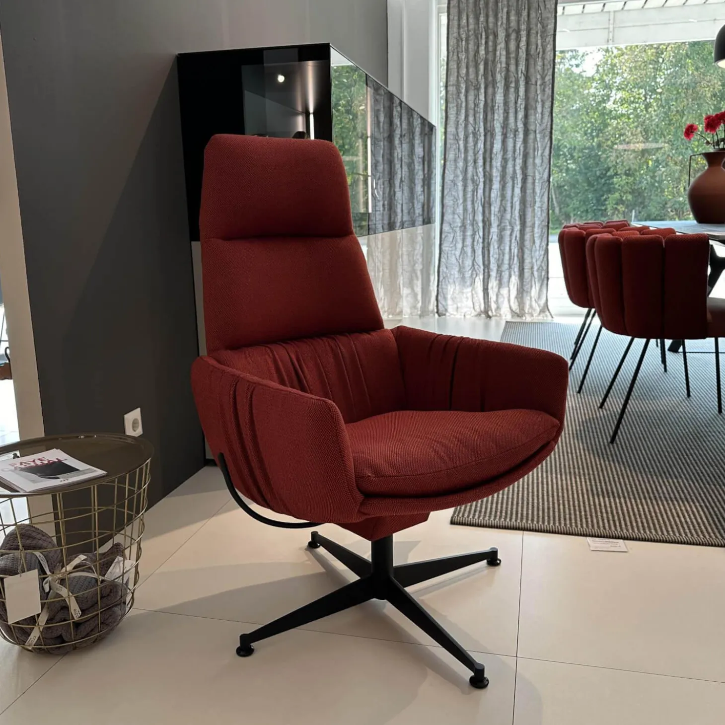 Lounge Sessel Faye Casual Stoff Rohi Credo Lampion Rot 4 Fuß Sterngestell Drehbar Struktur Schwarz mit Hocker