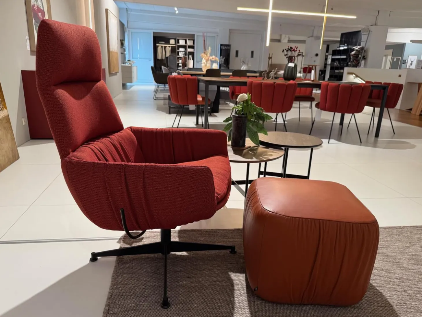 Lounge Sessel Faye Casual Stoff Rohi Credo Lampion Rot 4 Fuß Sterngestell Drehbar Struktur Schwarz mit Hocker