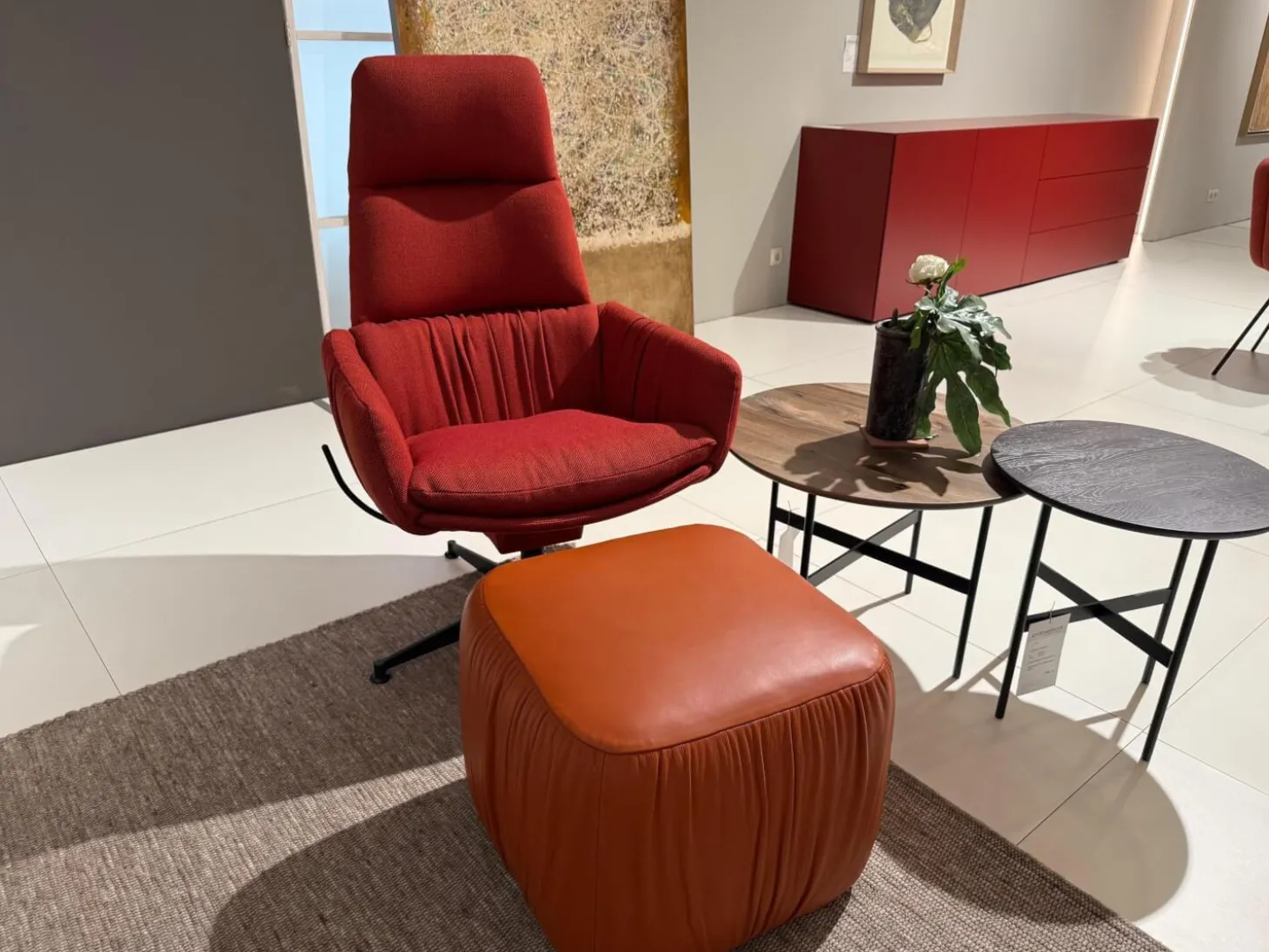 Lounge Sessel Faye Casual Stoff Rohi Credo Lampion Rot 4 Fuß Sterngestell Drehbar Struktur Schwarz mit Hocker