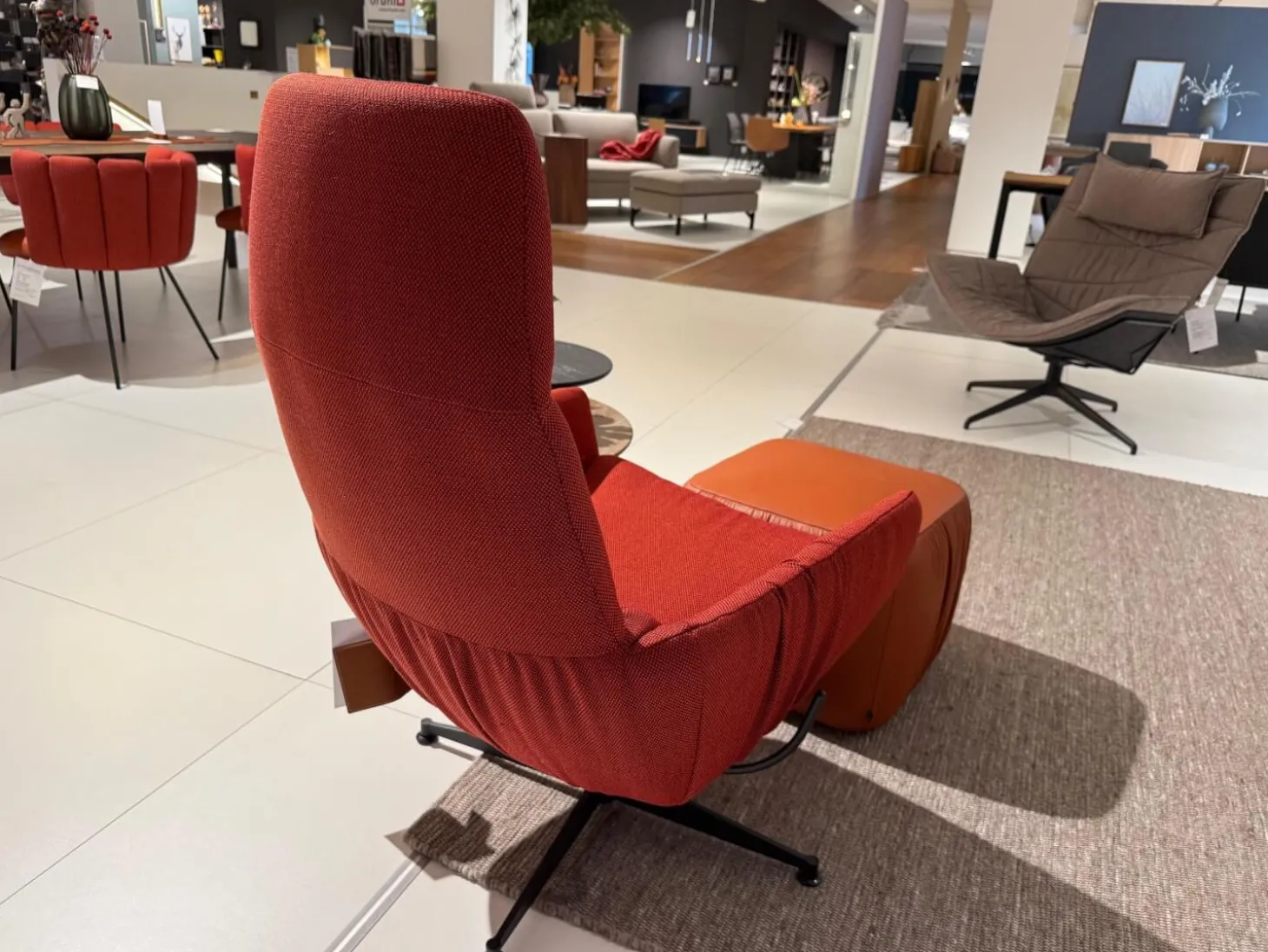 Lounge Sessel Faye Casual Stoff Rohi Credo Lampion Rot 4 Fuß Sterngestell Drehbar Struktur Schwarz mit Hocker