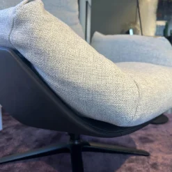 Loungesessel Cordia Korpus Leder 423 Schwarz Sitz Stoff 8300 Lichtgrau Grau Gestell F05 Schwarz Mit Hocker