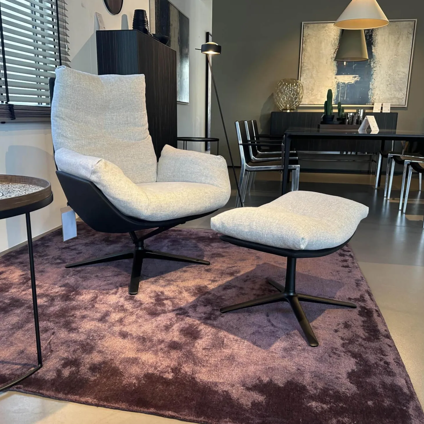 Loungesessel Cordia Korpus Leder 423 Schwarz Sitz Stoff 8300 Lichtgrau Grau Gestell F05 Schwarz Mit Hocker