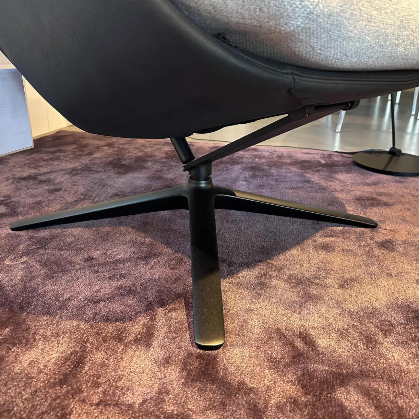 Loungesessel Cordia Korpus Leder 423 Schwarz Sitz Stoff 8300 Lichtgrau Grau Gestell F05 Schwarz Mit Hocker