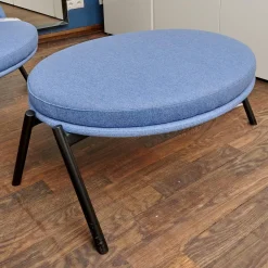 Loungesessel DS70 Stoff Dama 75 Mittelblau Blau Gestell Schwarz Pulverbeschichtet Mit Kissen Und Hocker