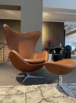 Loungesessel Ei Leder Essential Walnuss Braun Gestell Aluminium Gebürstet Mit Hocker