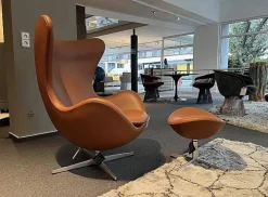 Loungesessel Ei Leder Essential Walnuss Braun Gestell Aluminium Gebürstet Mit Hocker