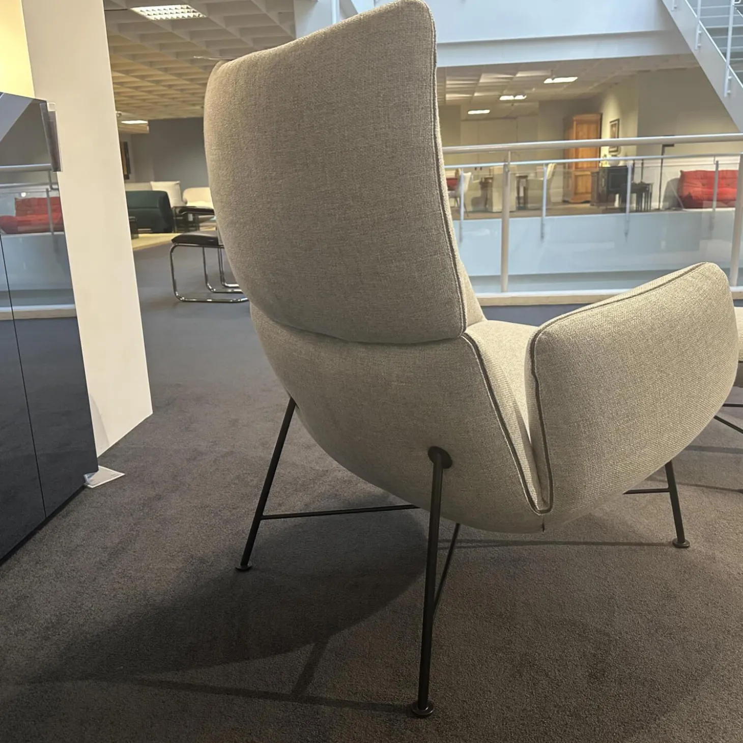 Loungesessel Jalis Stoff 8300 Lichtgrau Grau 4 Fuß Drahtgestell Schwarz Pulverbeschichtet Inklusive Hocker