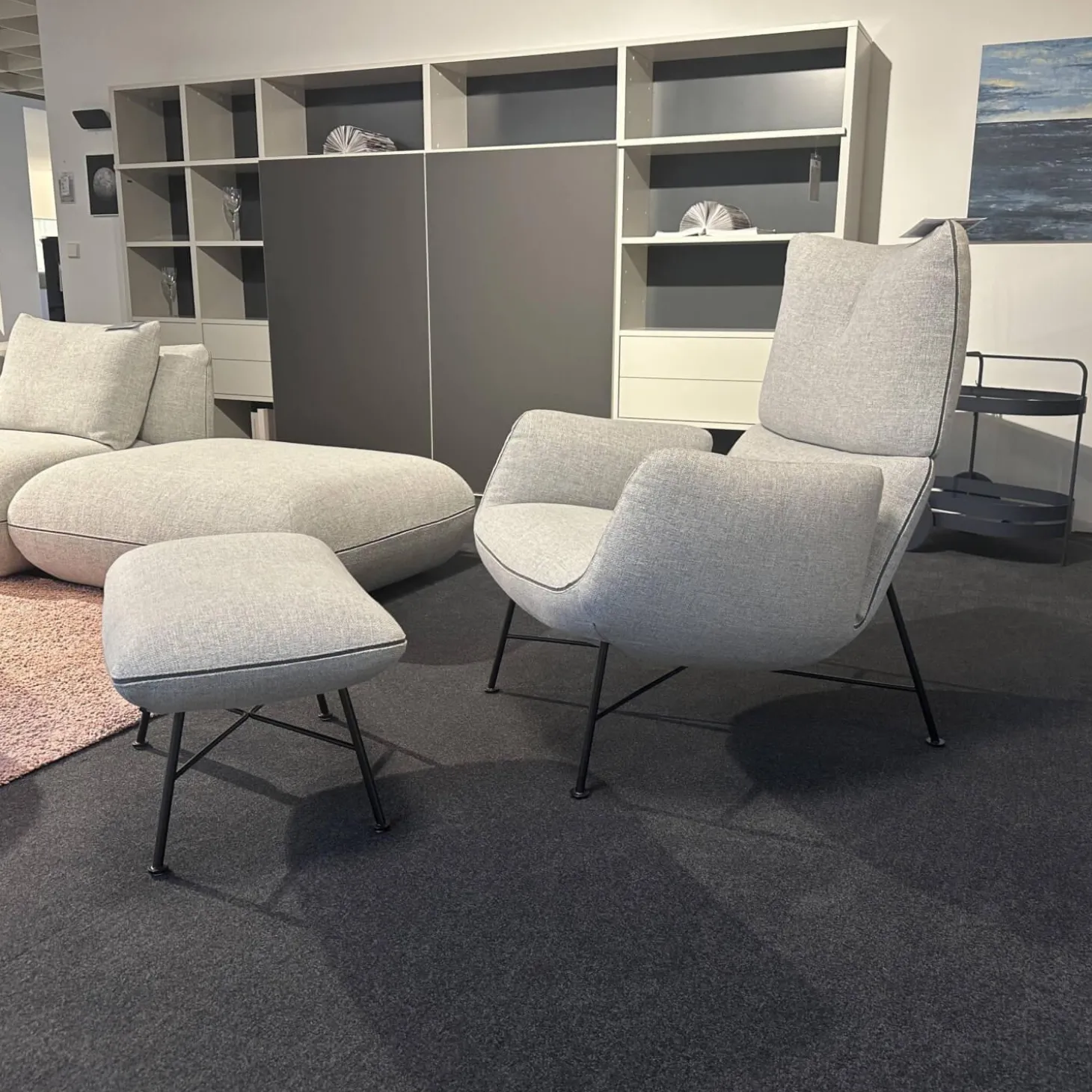 Loungesessel Jalis Stoff 8300 Lichtgrau Grau 4 Fuß Drahtgestell Schwarz Pulverbeschichtet Inklusive Hocker