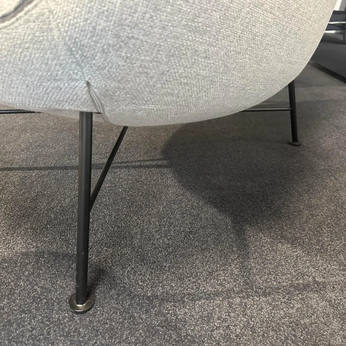 Loungesessel Jalis Stoff 8300 Lichtgrau Grau 4 Fuß Drahtgestell Schwarz Pulverbeschichtet Inklusive Hocker