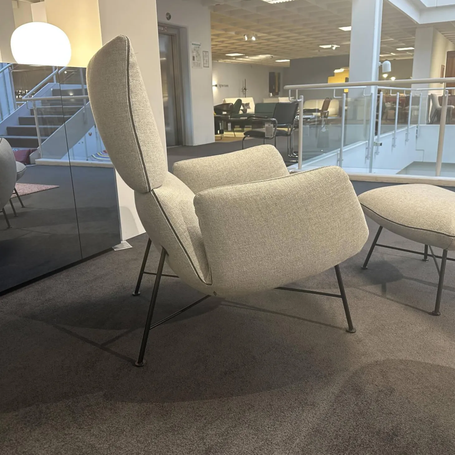 Loungesessel Jalis Stoff 8300 Lichtgrau Grau 4 Fuß Drahtgestell Schwarz Pulverbeschichtet Inklusive Hocker