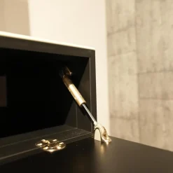 Lowboard BR 1503 Brick Glas Snow Weiß Lackiert Mit Soundsockel Und Lautsprecher Ohne Fernseher