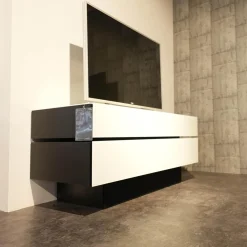 Lowboard BR 1503 Brick Glas Snow Weiß Lackiert Mit Soundsockel Und Lautsprecher Ohne Fernseher