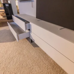 Lowboard mit Wandpaneelen WK 418 Zola Platte Glas Lackiert 407 Front Glattlack Steingrau Kufe Schwarz