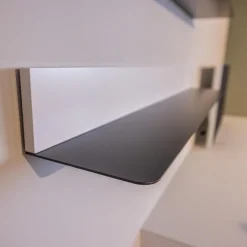 Lowboard mit Wandpaneelen WK 418 Zola Platte Glas Lackiert 407 Front Glattlack Steingrau Kufe Schwarz