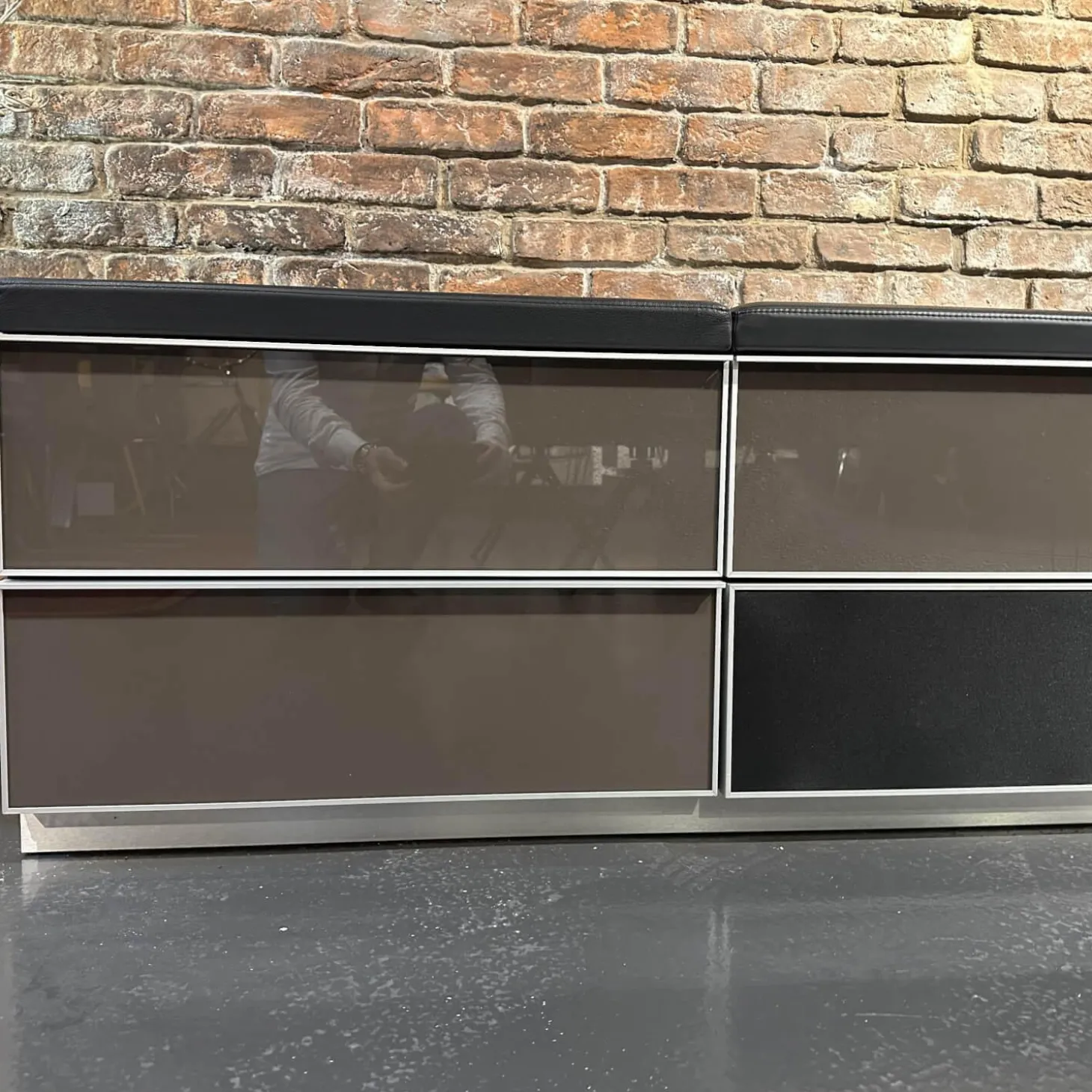 Medienmöbel Front Glas Korpus Schwarz Oberfläche Gepolstert