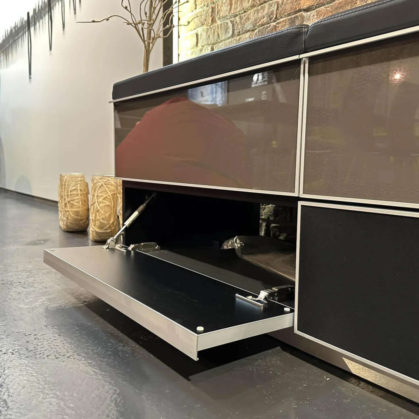 Medienmöbel Front Glas Korpus Schwarz Oberfläche Gepolstert