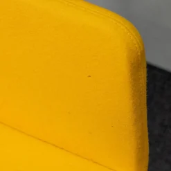 Mehrzweckstuhl Pepe Filzbezug Gelb Kufengestell Verchromt