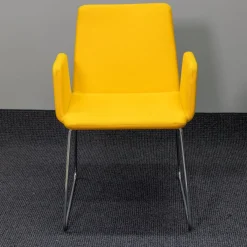 Mehrzweckstuhl Pepe Filzbezug Gelb Kufengestell Verchromt