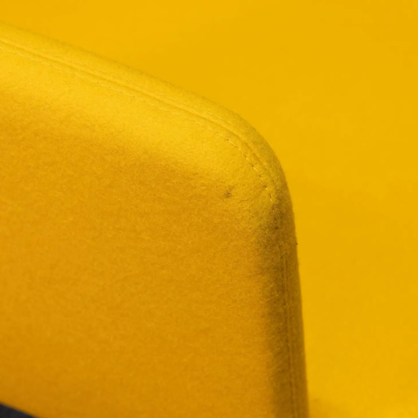 Mehrzweckstuhl Pepe Filzbezug Gelb Kufengestell Verchromt