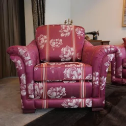 Modell Lara Sofa 2,5 sitzig, Sessel, Beistellsessel Modell Broadway Bezug grauviolett florence 1026 115 Keder Dinamica 112 Massivholfüße lackiert