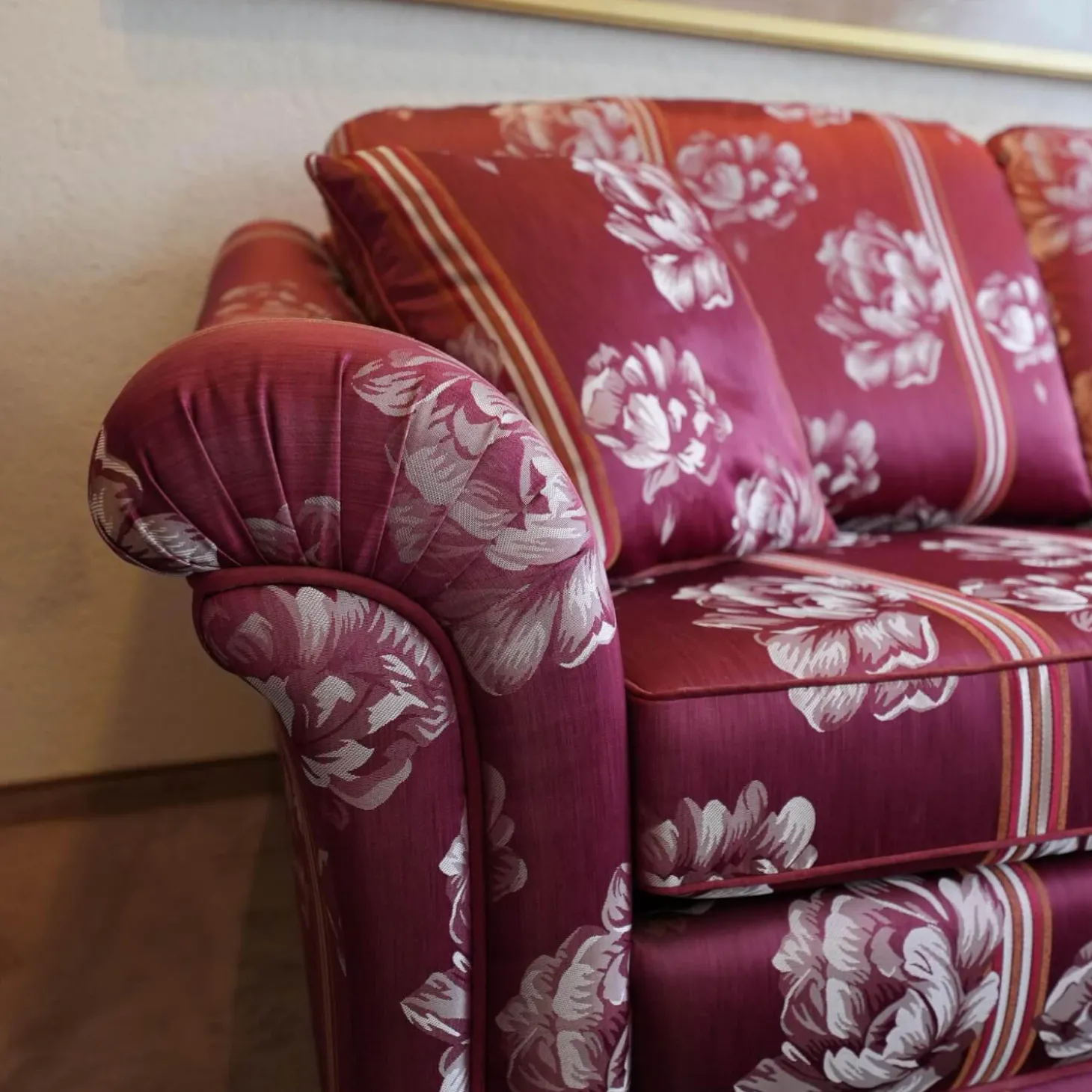 Modell Lara Sofa 2,5 sitzig, Sessel, Beistellsessel Modell Broadway Bezug grauviolett florence 1026 115 Keder Dinamica 112 Massivholfüße lackiert