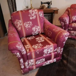 Modell Lara Sofa 2,5 sitzig, Sessel, Beistellsessel Modell Broadway Bezug grauviolett florence 1026 115 Keder Dinamica 112 Massivholfüße lackiert