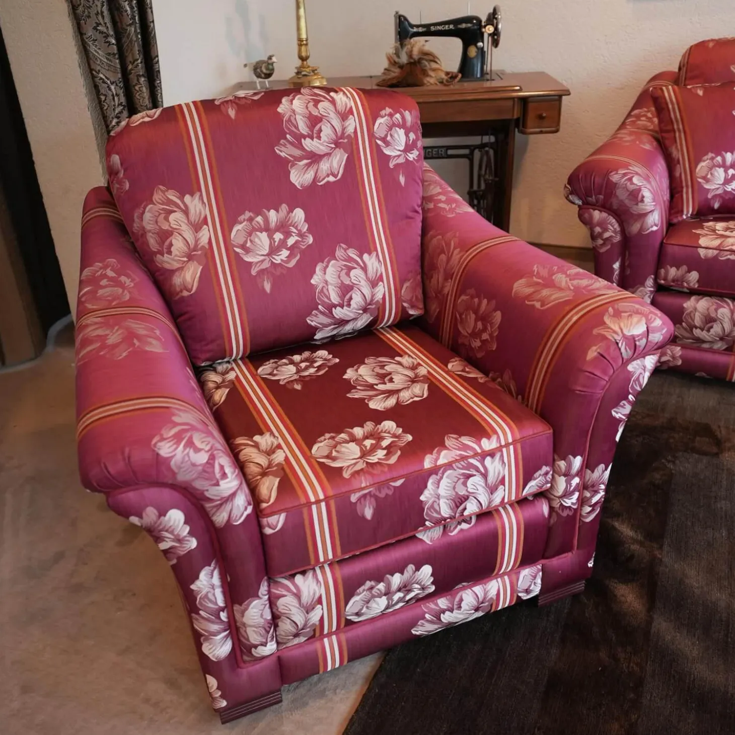 Modell Lara Sofa 2,5 sitzig, Sessel, Beistellsessel Modell Broadway Bezug grauviolett florence 1026 115 Keder Dinamica 112 Massivholfüße lackiert