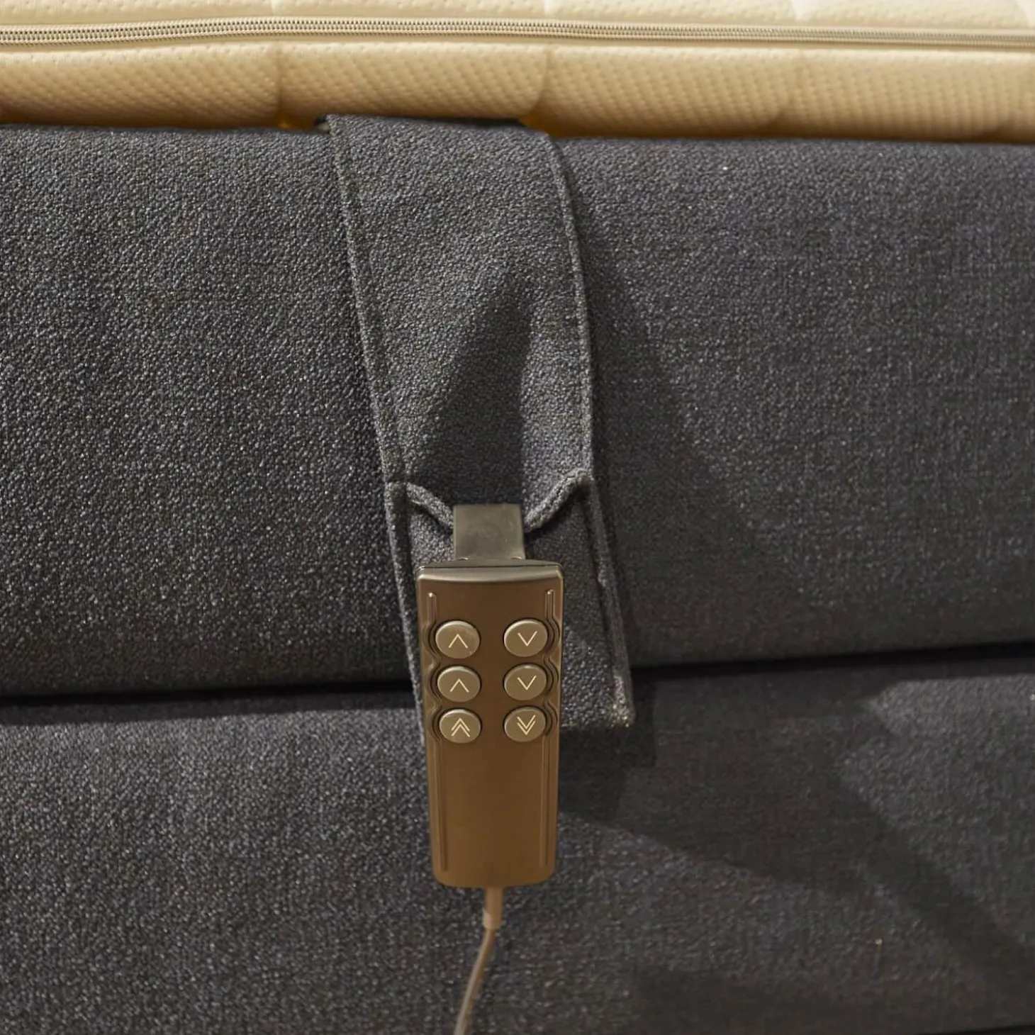 Motor-Boxspringbett Espo Stoff Blau Fuß Matt Schwarz Matratzen H3/H4, Tagesdecke, Zierkissen,