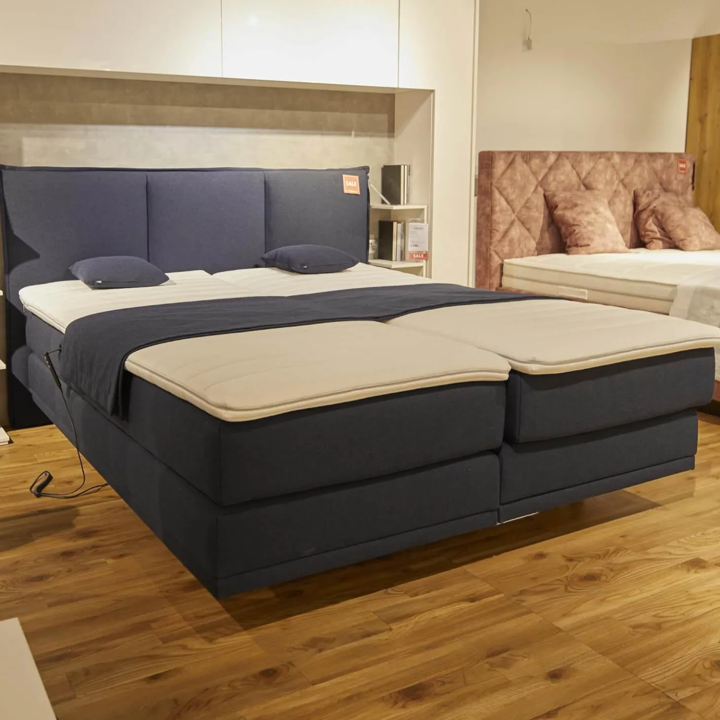 Motor-Boxspringbett Espo Stoff Blau Fuß Matt Schwarz Matratzen H3/H4, Tagesdecke, Zierkissen,