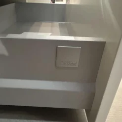 Nachttisch Cube Lack Kristallweiß M02 Griffleiste Alufarben 019