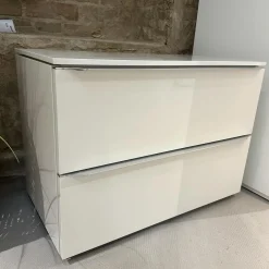 Nachttisch Cube Lack Kristallweiß M02 Griffleiste Alufarben 019