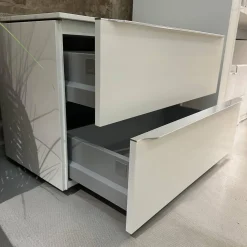 Nachttisch Cube Lack Kristallweiß M02 Griffleiste Alufarben 019