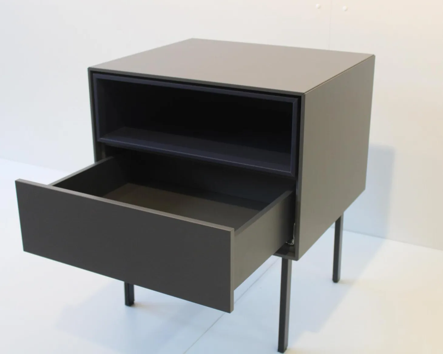 Nachttisch Holz Front 66 Granit Grau Nische 51 Nachtblau