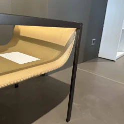 Nachttisch Quiet Lines Platte Rauchglas Leder Kasia 315 Wüstenfarben Braun Gestell Nickel Bronzefarben Lackiert