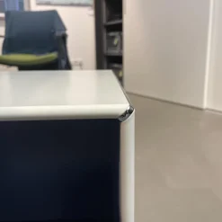 Offenes Thekenelement Auf Rollen Außen RAL 9010 Reinweiß Innen RAL 5014 Taubenblau