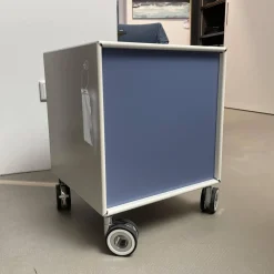 Offenes Thekenelement Auf Rollen Außen RAL 9010 Reinweiß Innen RAL 5014 Taubenblau