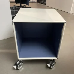 Offenes Thekenelement Auf Rollen Außen RAL 9010 Reinweiß Innen RAL 5014 Taubenblau