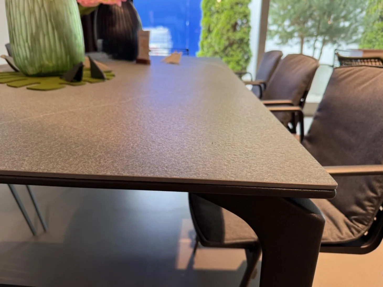 Outdoor Essgruppe Tisch Allsize Platte Feinsteinzeug Rauchgrau Grau Gestell Aluminium Lackiert Und Zebra Armlehnstuhl Grau