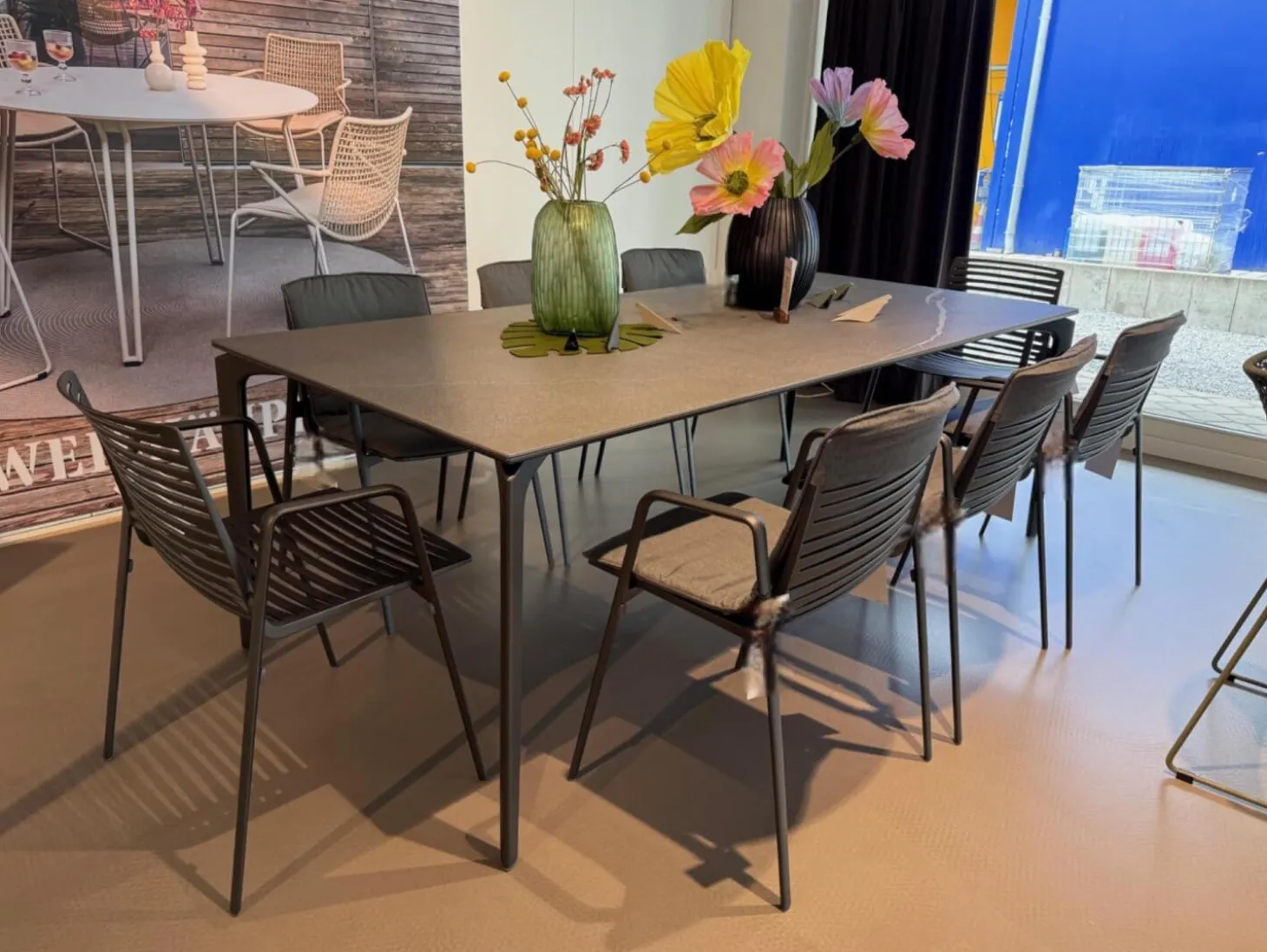 Outdoor Essgruppe Tisch Allsize Platte Feinsteinzeug Rauchgrau Grau Gestell Aluminium Lackiert Und Zebra Armlehnstuhl Grau