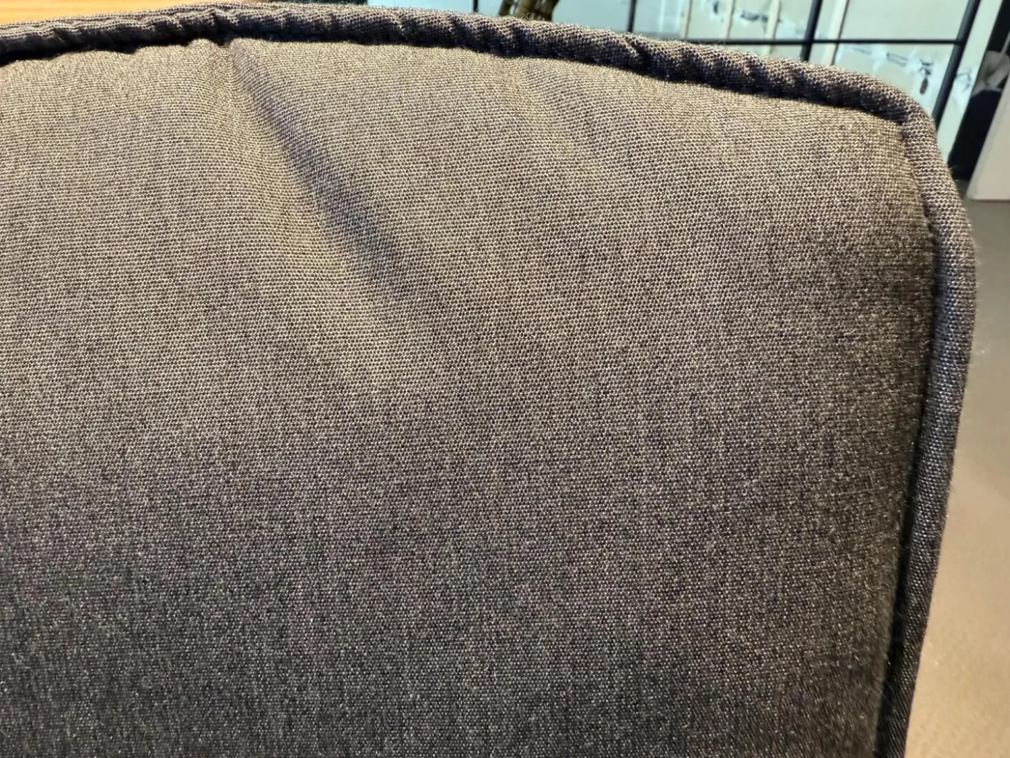 Outdoor Essgruppe Tisch Allsize Platte Feinsteinzeug Rauchgrau Grau Gestell Aluminium Lackiert Und Zebra Armlehnstuhl Grau