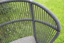 Outdoor Loungesessel Fern Geflochten Rückenlehne Meteor Raven Grau Sitz und Rückenkissen Stoff Wave Quarry Grau Rahmen Aluminium Pulverbeschichtet Grau Untergestell Teakholz Natürliches Finish